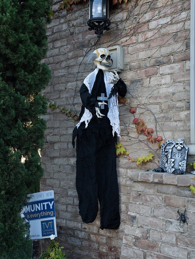 Hanging Halloween Priest - PopFun